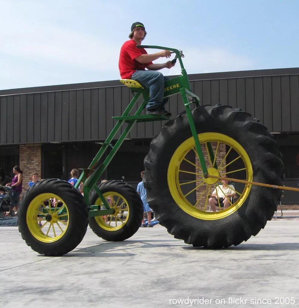 14 с большими колесами. Велосипед John Deere. Трицикл Джон Дир. Монстр трак John Deere. Велосипед с огромными колесами.