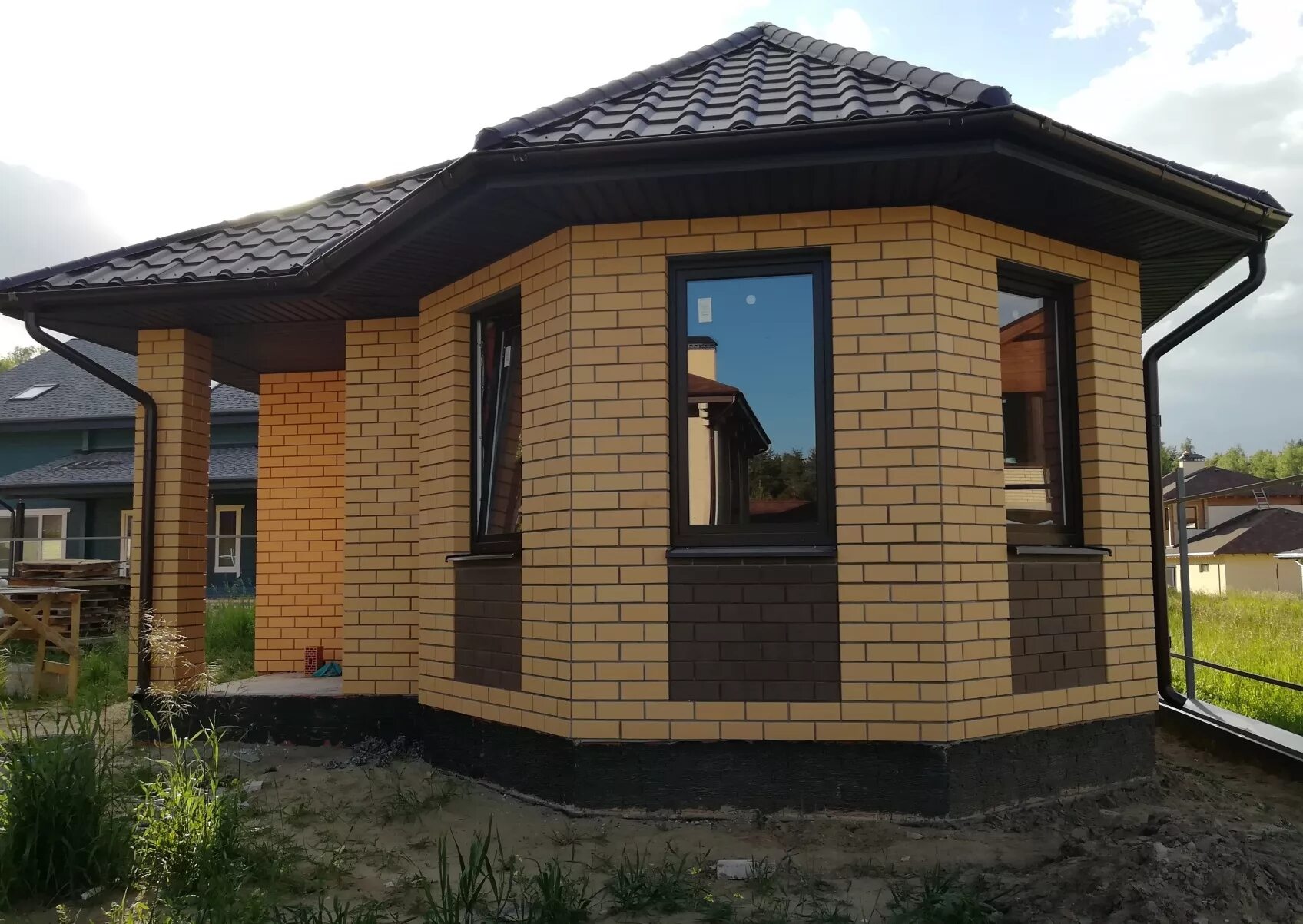 Баня с трассой из кирпича. Кирпич для бани. Небольшой кирпичный домик. Баня 6х4 кирпич. Кирпичная баня 4х6.