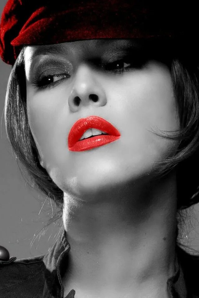 девушка с красными губами и перчатками. красные губы. ма ияж с красной помадой. шарлиз терон помада. картинки девушки черно белые с красным.