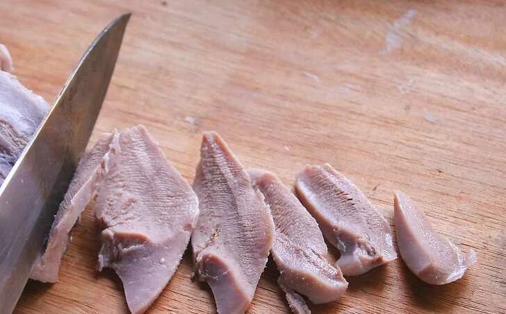 Как отварить говяжий язык вкусно для нарезки. Сколько варится говяжий язык. сваренный язык в разрезе. сколько варить говяжий язык.