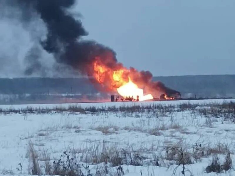 Горит газопровод. Уренгой-Помары-Ужгород газопровод. Взрыв газопровода Уренгой Помары Ужгород. Взрыв магистрального газопровода в Чувашии. Взрыв Вурнарского района Чувашской Республики газопровод.