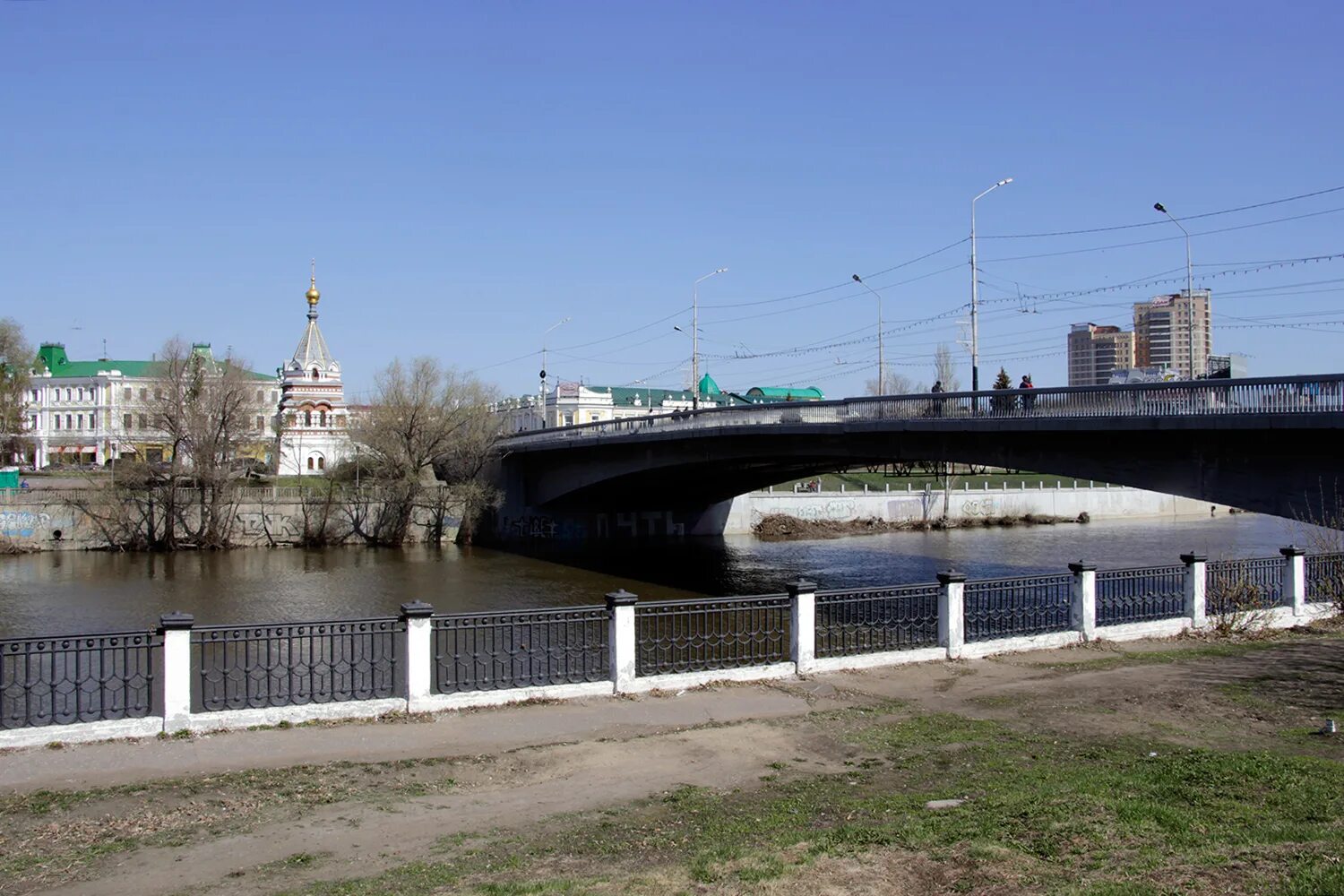 Мост Омск река Омь. Комсомольский мост Омск. Река Омь Октябрьский мост. Юбилейный мост Омск. Памятные мосты