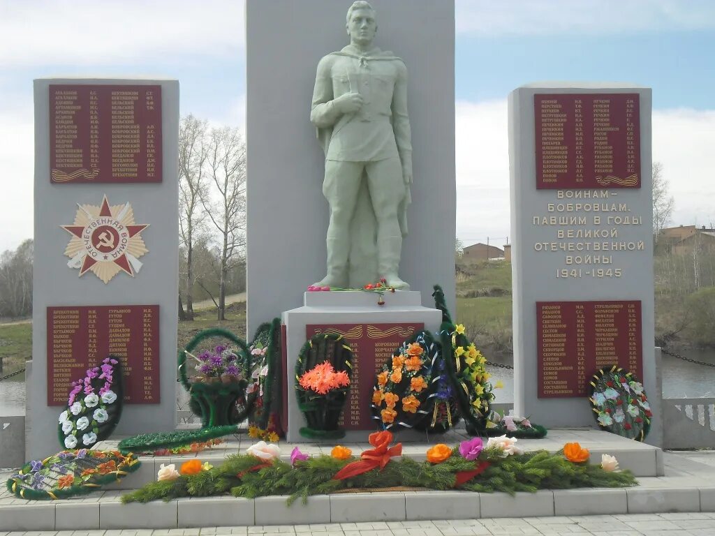 Село Бобровка Сузунский район. Памятник воинам Бобровка Сузунский. Село Бобровка Сузунский район Новосибирская область. Село Толмачево Новосибирская область памятник воину-освободителю.