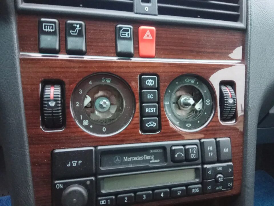 Управление реле одной кнопкой. Управление тиристором одной кнопкой. Кнопка кондиционера mercedes w220. Блок управления климатом на мерседес w210. Управление 202.