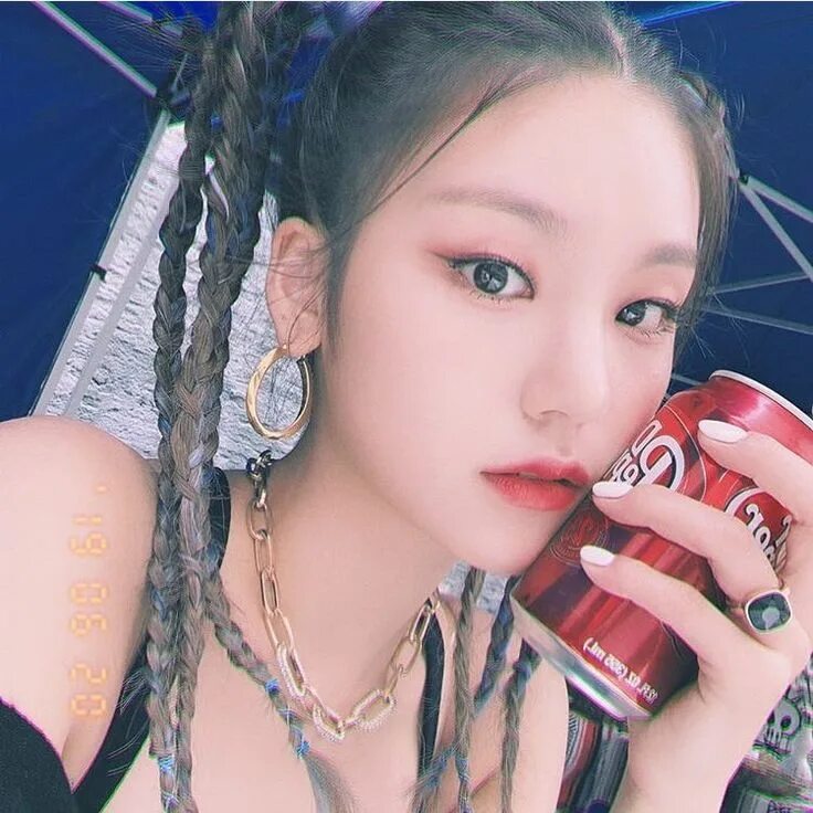Itzy who. Йеджи itzy. йоджи itzy эстетика. йеджи itzy loco. хван йеджи.