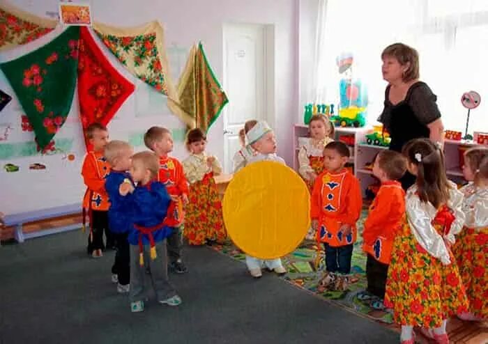 Масленица в детском саду. Масленица в младшей группе в детском саду. Масленица в детском саду в группе для малышей. Масленица для детей младшей группы в детском саду. Развлечение на масленицу в средней группе