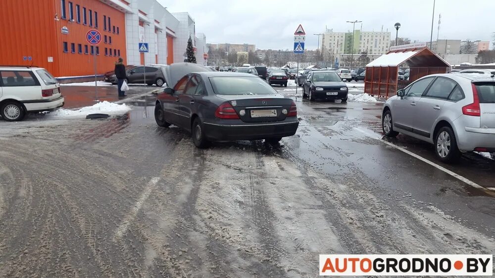 Столкновение на парковке. Парковка тц колумбус. Дтп на парковке кто виноват. Парковка тц columbus. Аварии на парковке кто виноват.