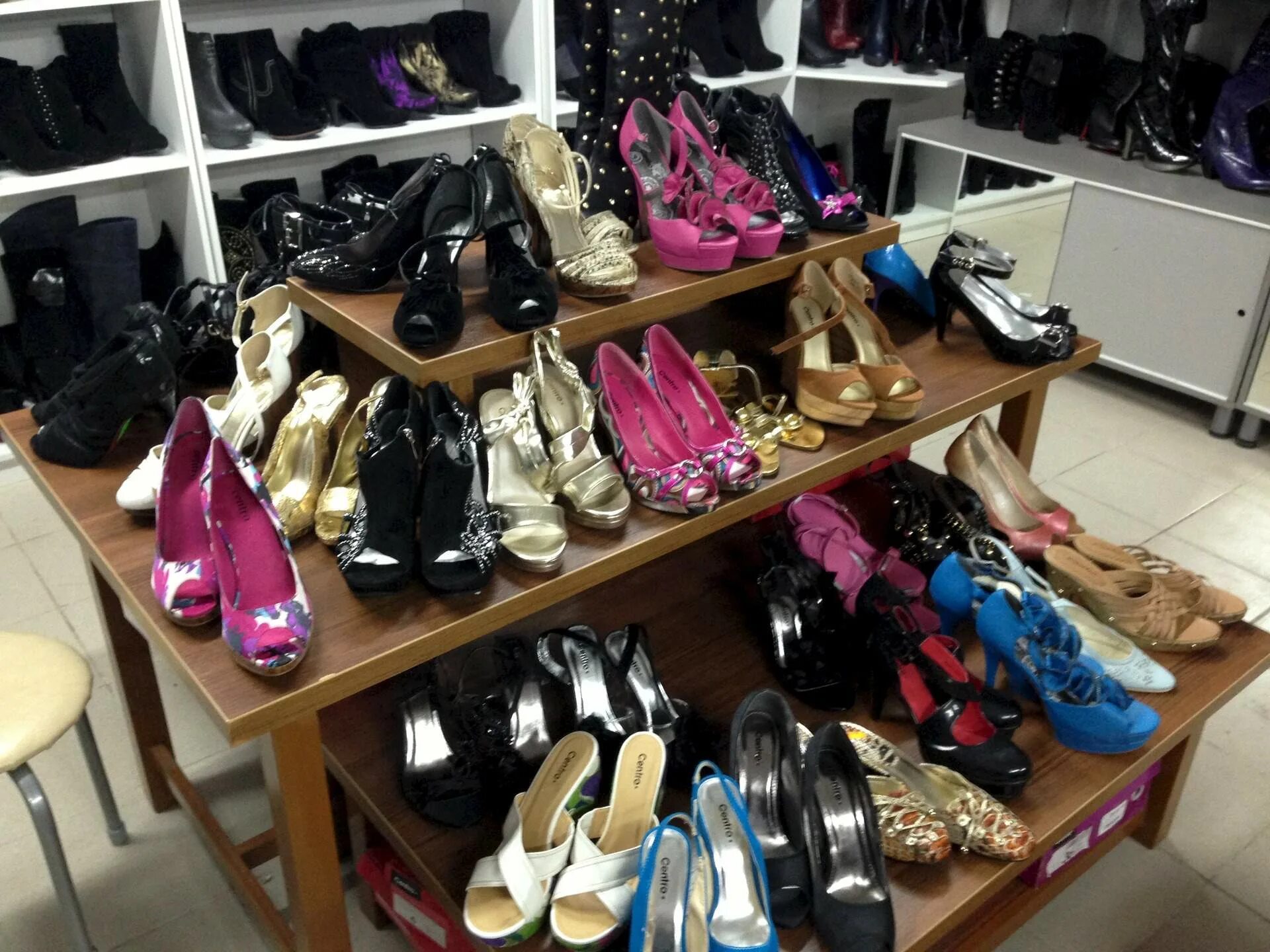 Магазин обуви. Одежда и обувь. Магазин женской одежды и обуви. Магазин женской обуви. В каких магазинах можно купить обувь