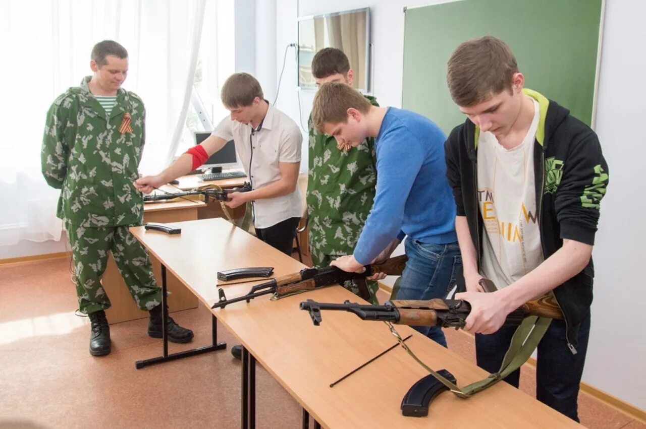 В техникуме есть курсы. Занятие воение подгатовка в школе. Урок военной подготовки в школе. Военная подготовка школьников. Военная подготовка в колледже.