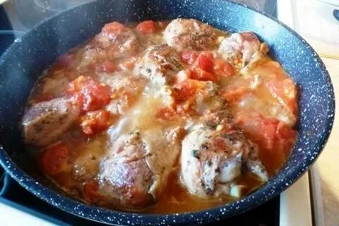Голень с помидорами на сковороде
