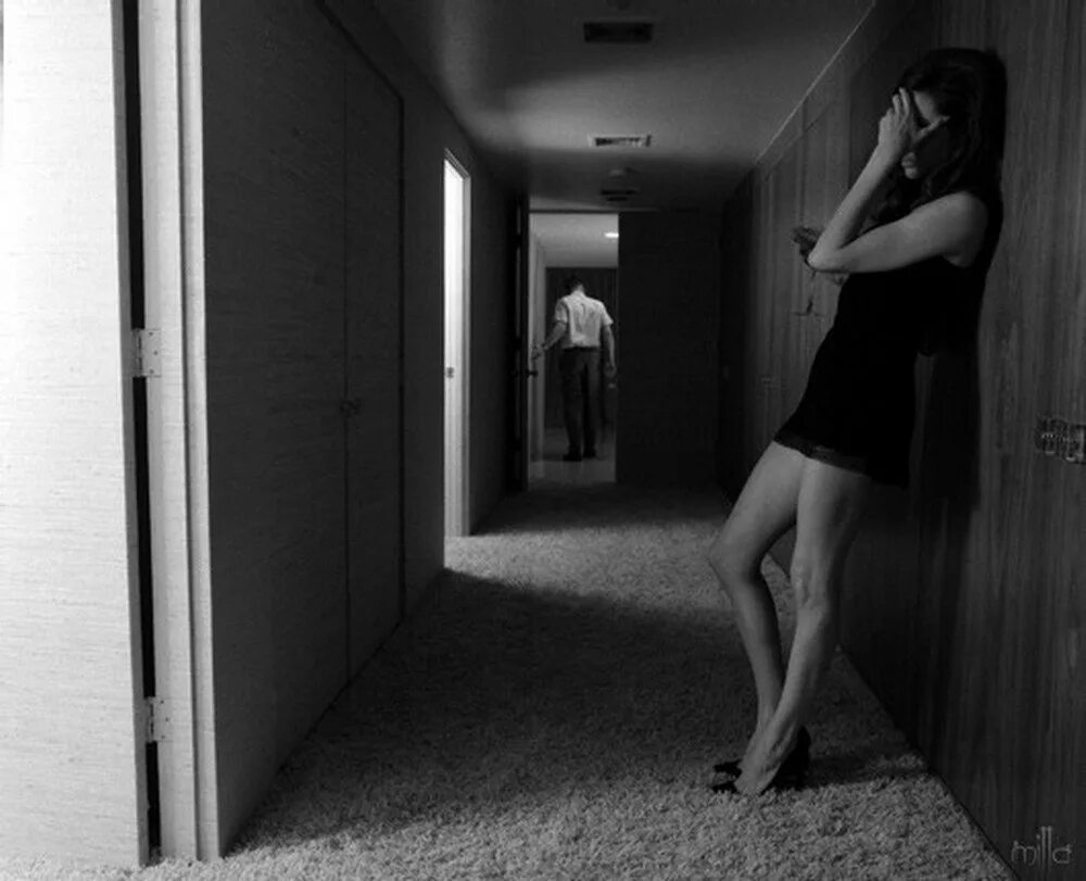 Девушка в коридоре. Фотосессия в коридоре. Фотосессия в квартире девушка. Женщина сбежала из дома