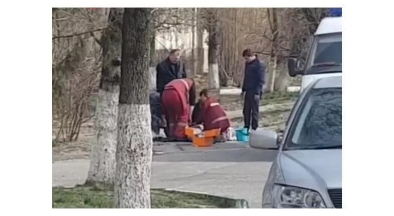 девушка прыгнулп с окна. новости новороссийска подсмотрено. в новороссийске выпрыгнула из окна. драка в новороссийске сквер. губернатор новороссийска.