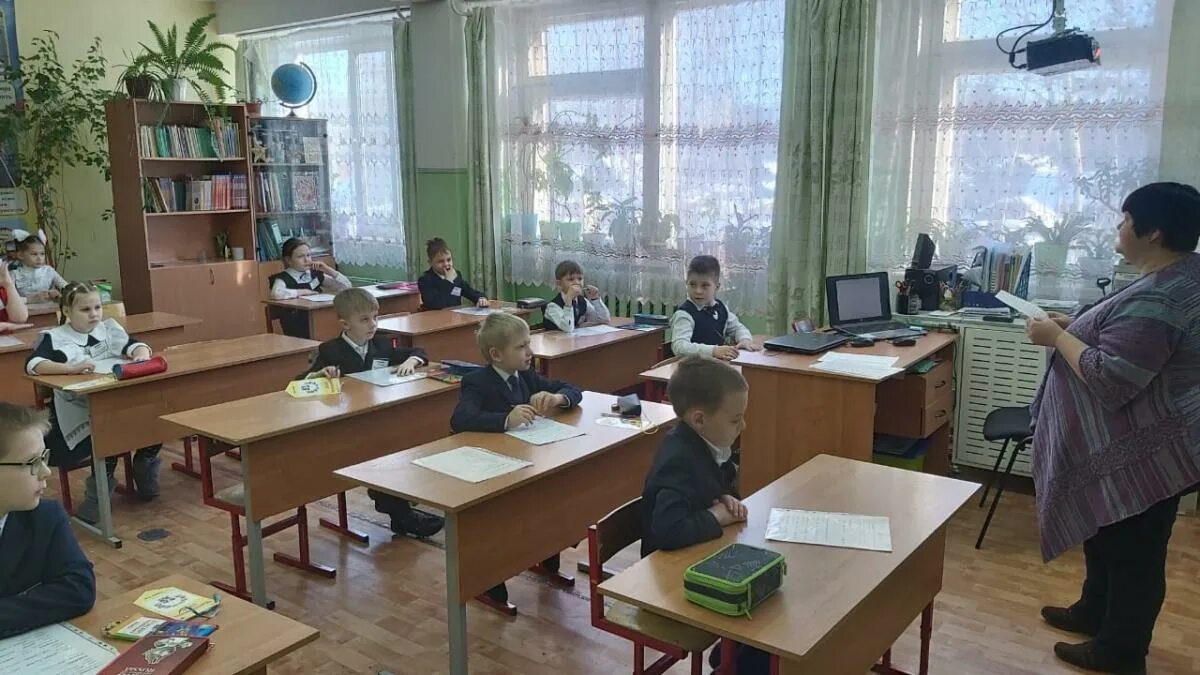 Учителя в четвертой школе. Учителей два б. Учитель нач классов. Школа 27 чита учителя. Школа 54 новоуральск.