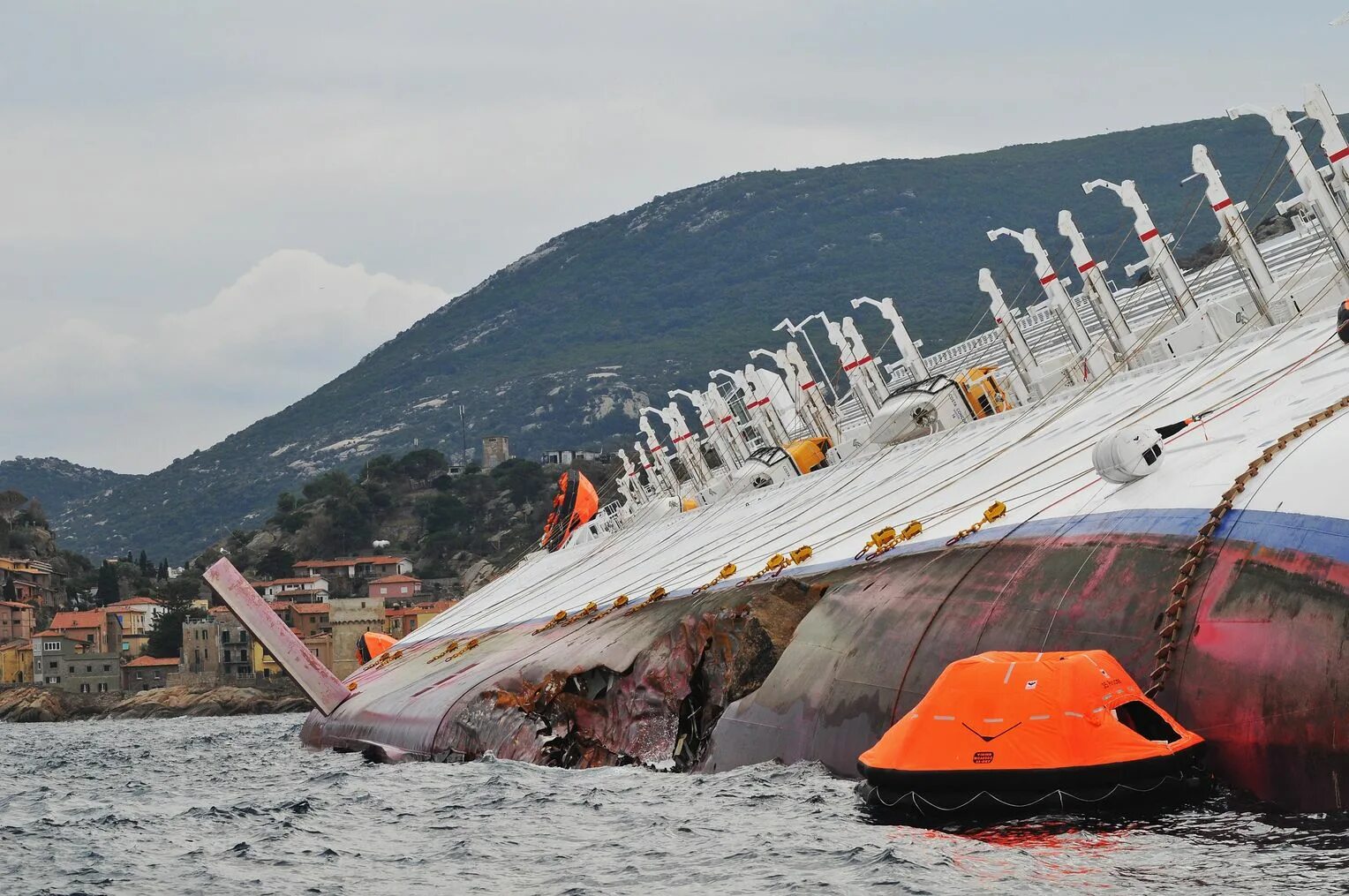 Costa concordia крушение. Коста Конкордия крушение. Корабль Коста Конкордия. Корабль Коста Конкордия крушение. Коста Конкордия 2012 крушение.