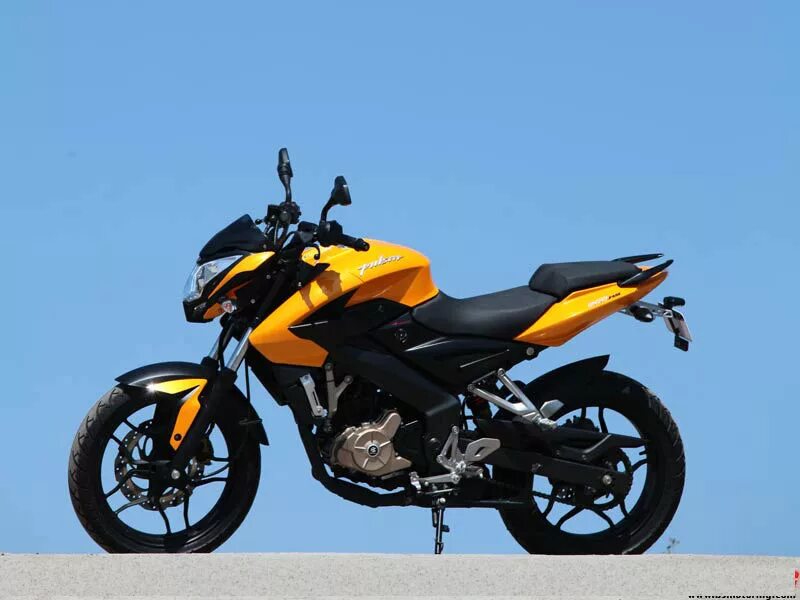 Bajaj pulsar ns. Bajaj pulsar ns200 желтый. pulsar 200. мотоцикл bajaj pulsar 200 ns. баджадж пульсар 200.