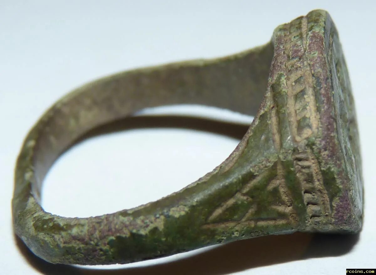Самое старое кольцо. Кольца печатки 17й век коп. Перстень 12 век Русь. Старинные кольца. Старинный перстень.