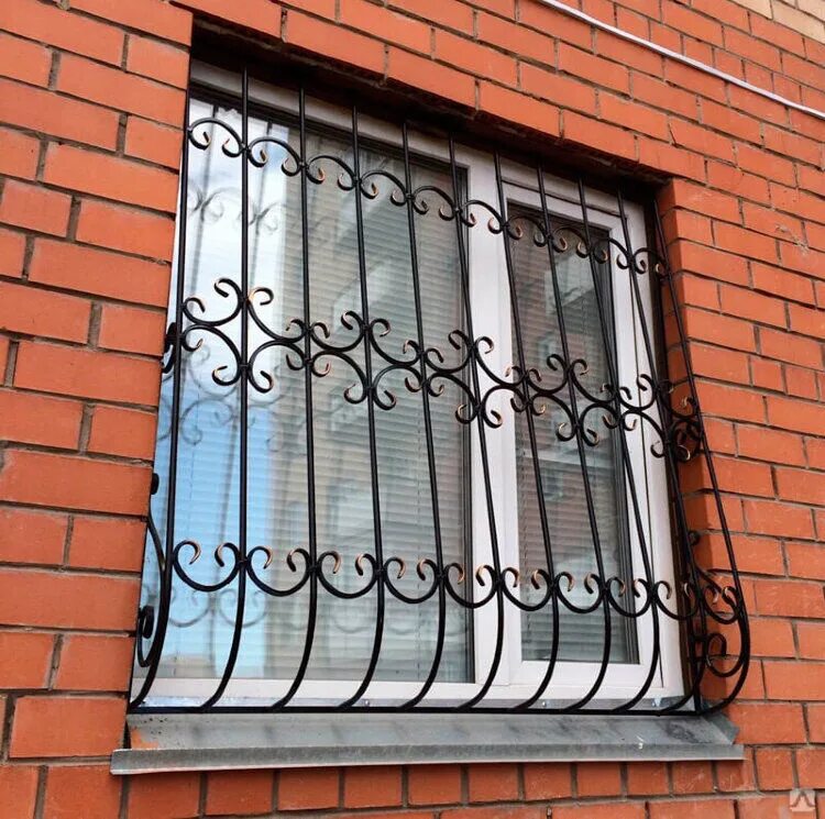 Решетки на окнах цена москва. Решетки на окна. Решетка на окно металлическая. Кованые решетки на окна. Кованые оконные решетки.
