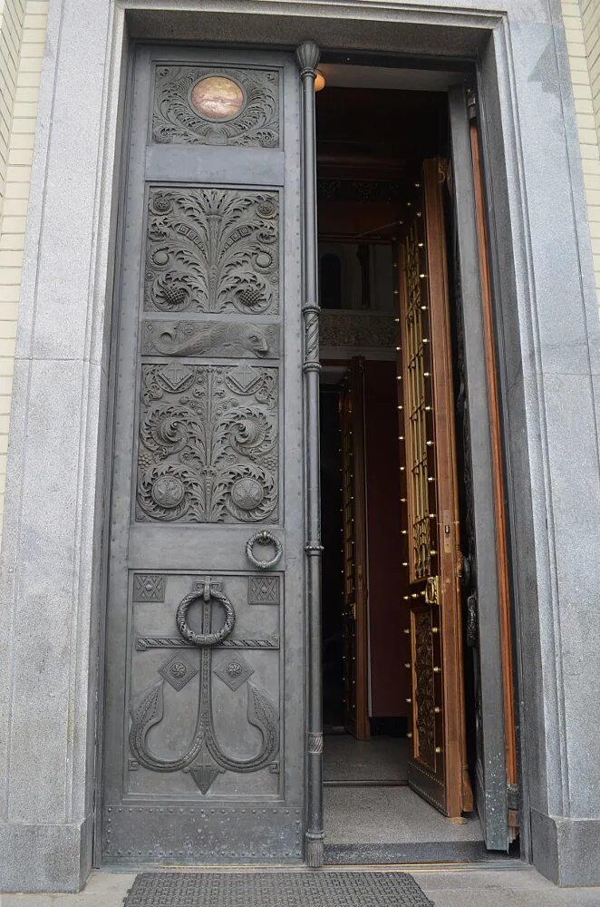 здания с огромными дверьми. двери кронштадтского морского собора. двери кронштадт. громадные двери кронштадт. высокая дверь в кронштадте.