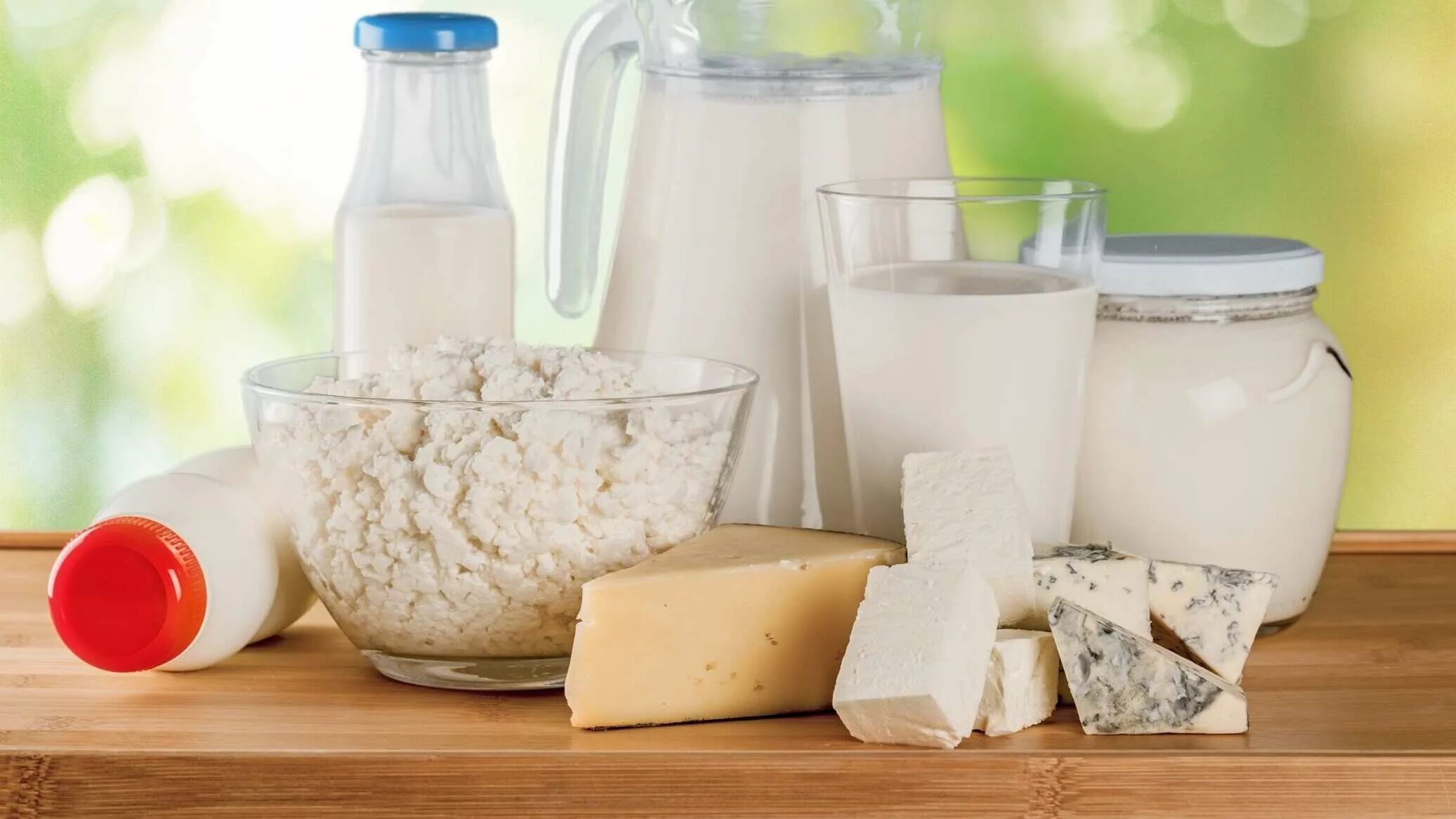 Молочная продукция сверху. Молочная продукция фон. Milk and other dairy products are. Молочные продукты. Натюрморт молочные продукты.