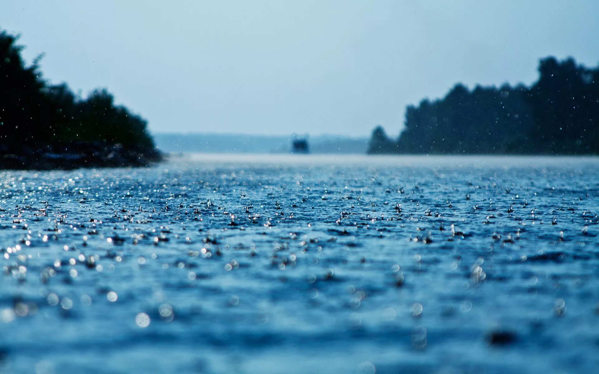 Вода озеро свет. Дождь на море. Красивый дождь. Дождь на воде. Обои дождь.