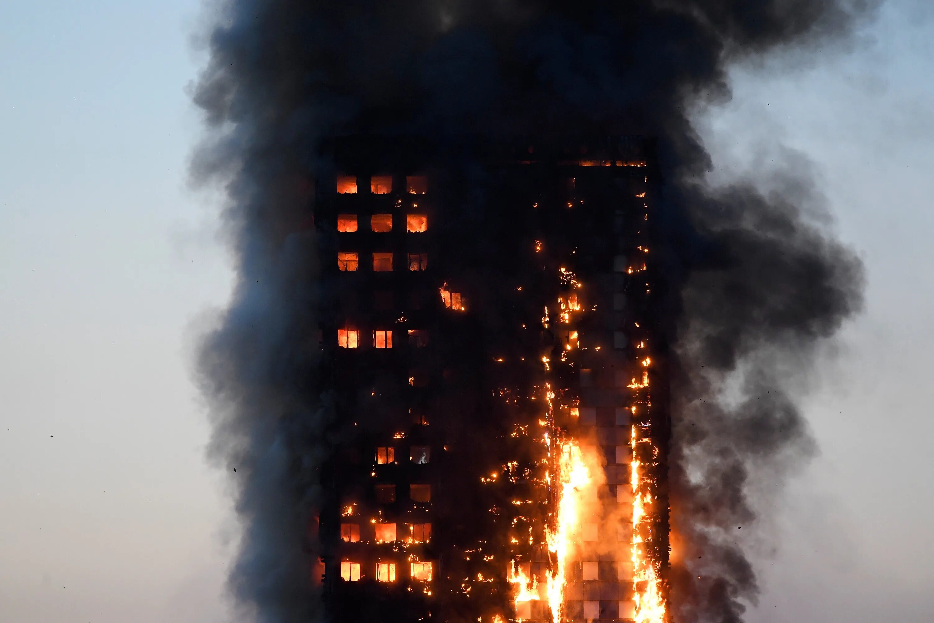 Пожар в здании Grenfell Tower в Лондоне. Гренфелл Тауэр пожар. 2017: Пожар в Grenfell Tower в Лондоне. Горящий многоэтажный дом. Где сгорел город