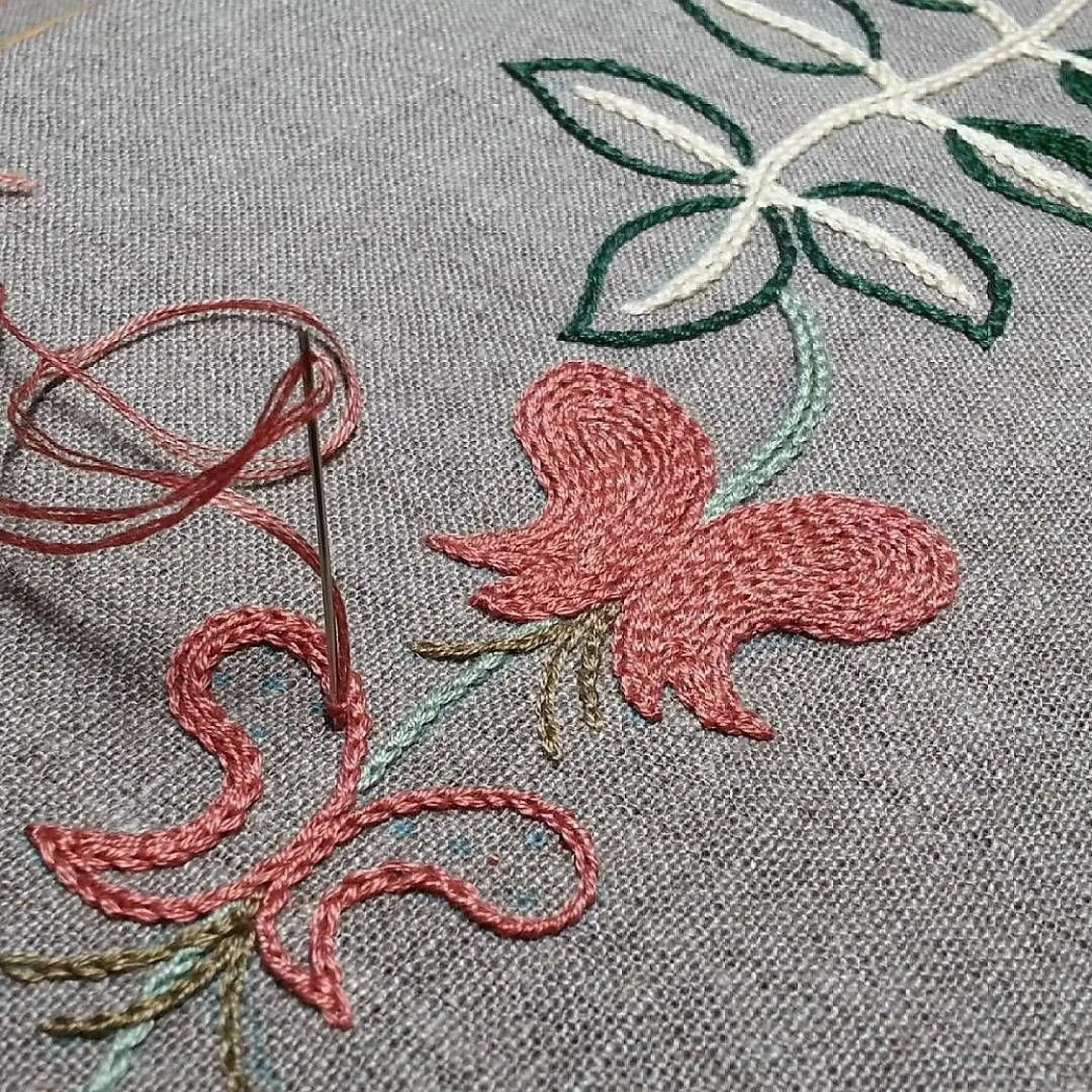 Техника стежка. Тамбурная вышивка (Tambour Embroidery). Тамбурный стежок Машинная вышивка. Стежки Вышивание тамбурный шов. Вышивка гладью тамбурным швом.