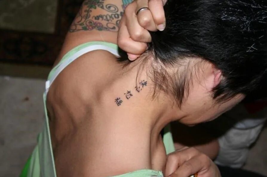 Тату на шее для девушек. Тату иероглифы на шее. Иероглифы на шее девушки. Китайские иероглифы тату. Китайские буквы тату на шее.