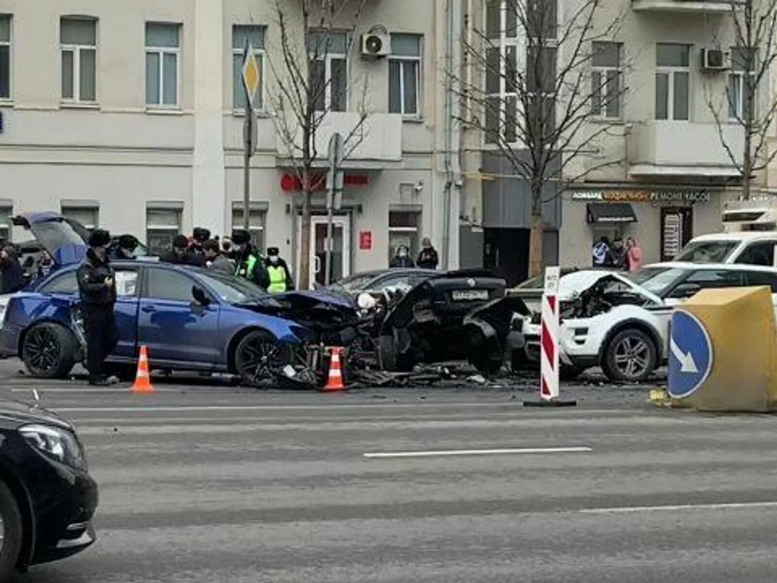 Дтп признан. Блогер Эдуард Билл авария. Авария в Москве с блоггером Эдвард бил.