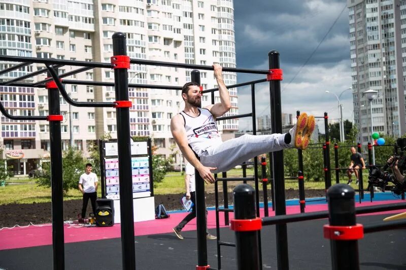 Стритбол. Стрит спорт академия скейт парк. Бег на улице. Kenguru pro спортивные площадки. Скейтбординг.