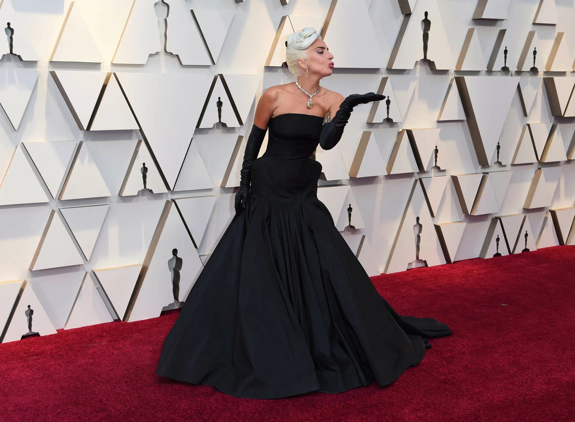 Гага оскар. Леди Гага Оскар 2019. Леди Гага Оскар 2021. Леди Гага на премии Оскар 2019. Леди Гага на церемонии вручения Оскар 2019.