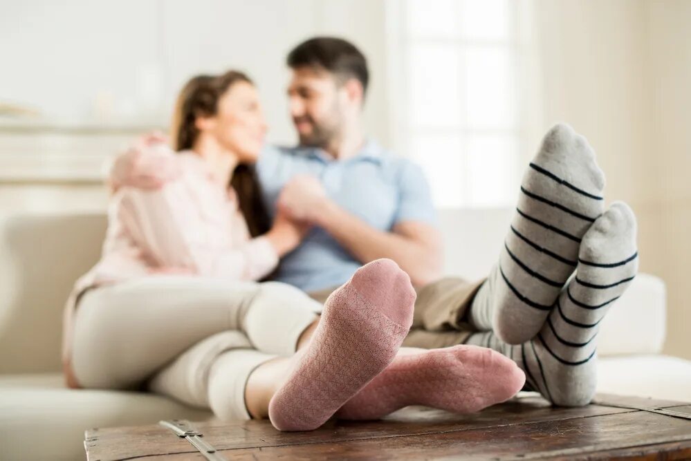 Couples feet. Мужчина в носках. Носочки пара. Носки на ножках дивана.