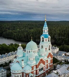 Озере находится валаамский монастырь