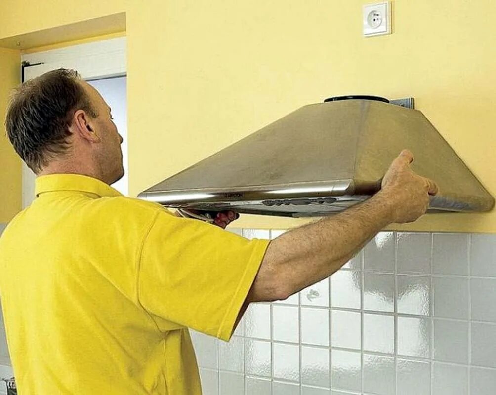 Крепление вытяжки. Монтаж купольной вытяжки. Крепление для кухонной вытяжки. Воздуховод для вытяжка для кухни kitll kch6301. Монтаж кухонной вытяжки.