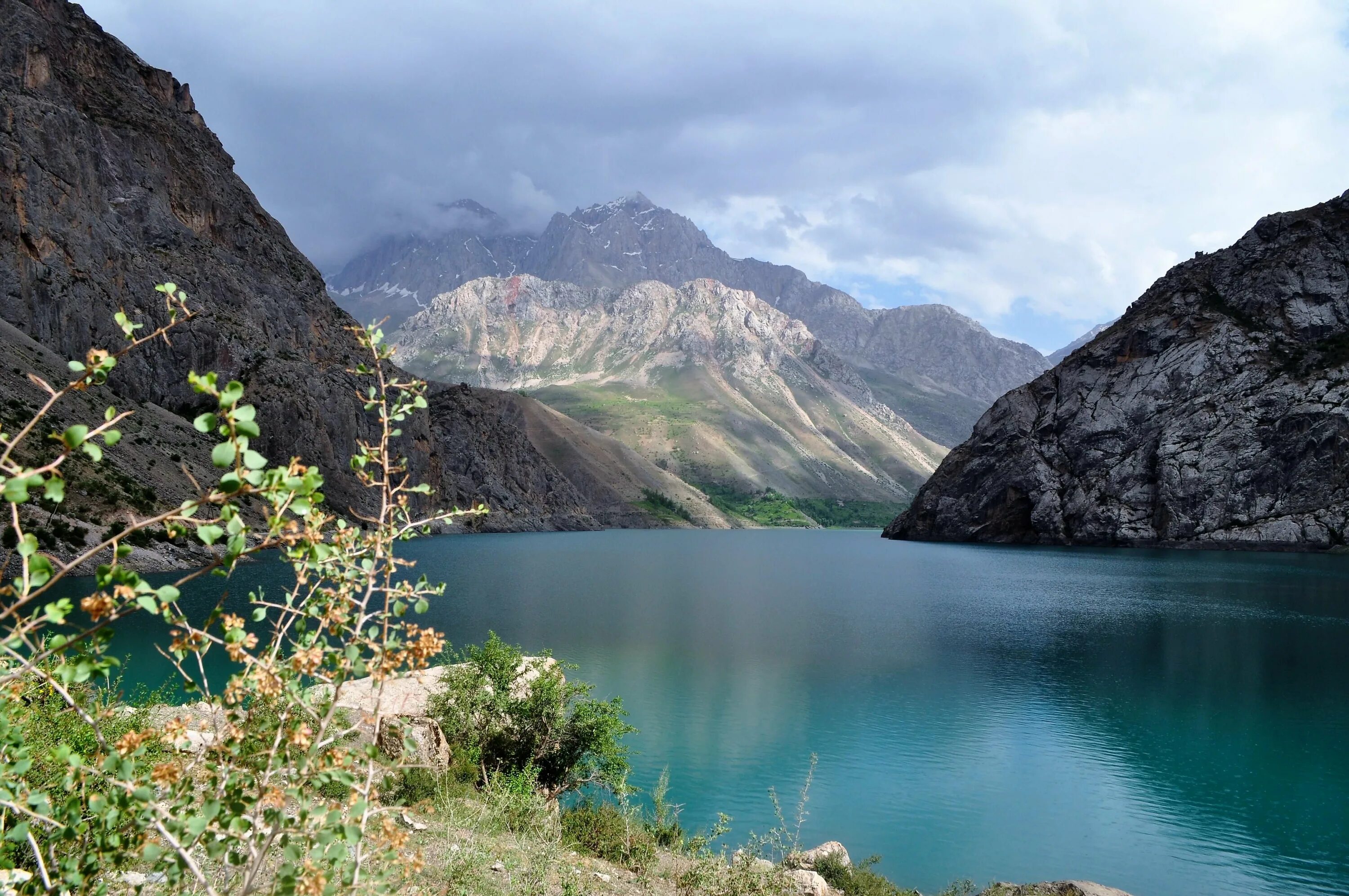Море в средней азии 4. Фанские горы озеро Искандеркуль. Горное озеро Искандеркуль Таджикистан. Маргузорские озера Таджикистан. Фанские озера Таджикистан.