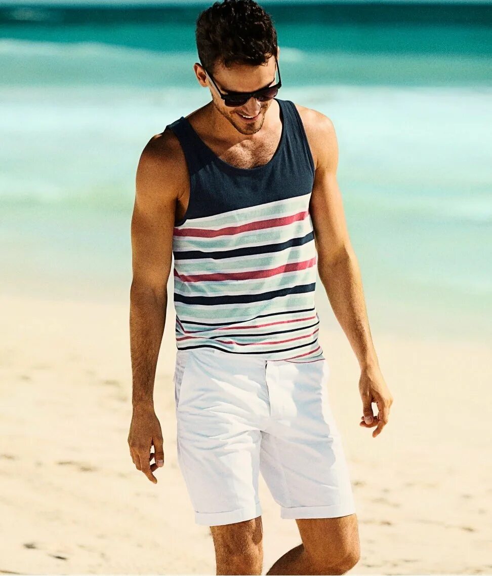 Море шорты. Мужская летняя одежда. Парень в пляжной одежде. Пляжный стиль одежды мужчины. Летняя одежда мужская стильная.