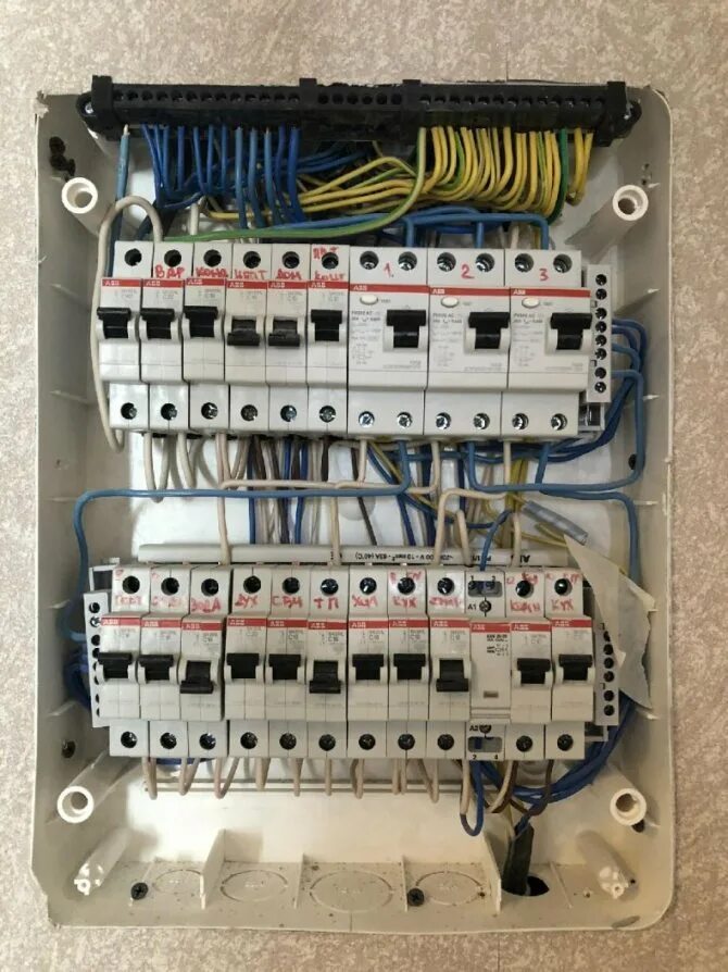 Щиток распределительный 380/220в монтаж. Расключение щита квартирного. Распределительный щит 380 на 220. Расключение распределительного щита.