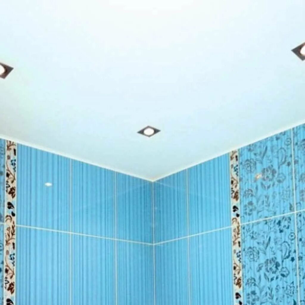 Натяжные потолки ванная плитка. Потолок в ванной. Потолок в ванную комнату. Подвесной потолок для ванной ПВХ. Панели для ванной комнаты.