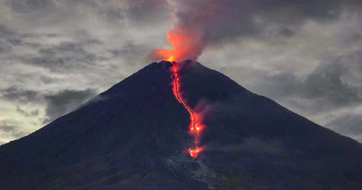 Извержение вулкана в исландии эйяфьятлайокудль. Вильяррика (вулкан). Вулканы видел. Вулкан хунга тонга. Вулканы видел.