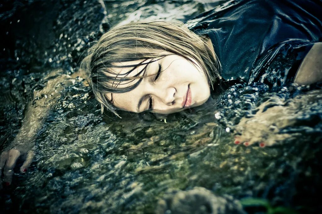 Гори воду песня. Мокрая фотосессия. Фотосессия в теплой воде. Замороженными пальцами в отсутствие горячей воды.