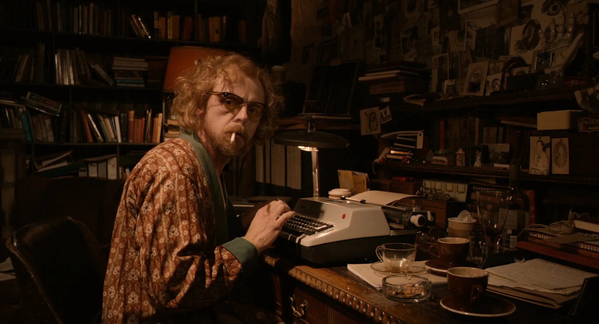 Write questions and answers. We are having a great time 3 класс look and write. Correct the mistakes 9 класс. Картина для описания на английском языке. Writer мем.