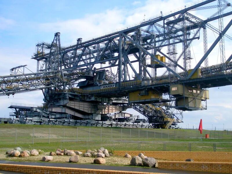 Самый большой вариант. Отвальный мост f60. Overburden Conveyor Bridge f60. Транспортно-отвальный мост overburden Conveyor Bridge f60. TAKRAF f60.