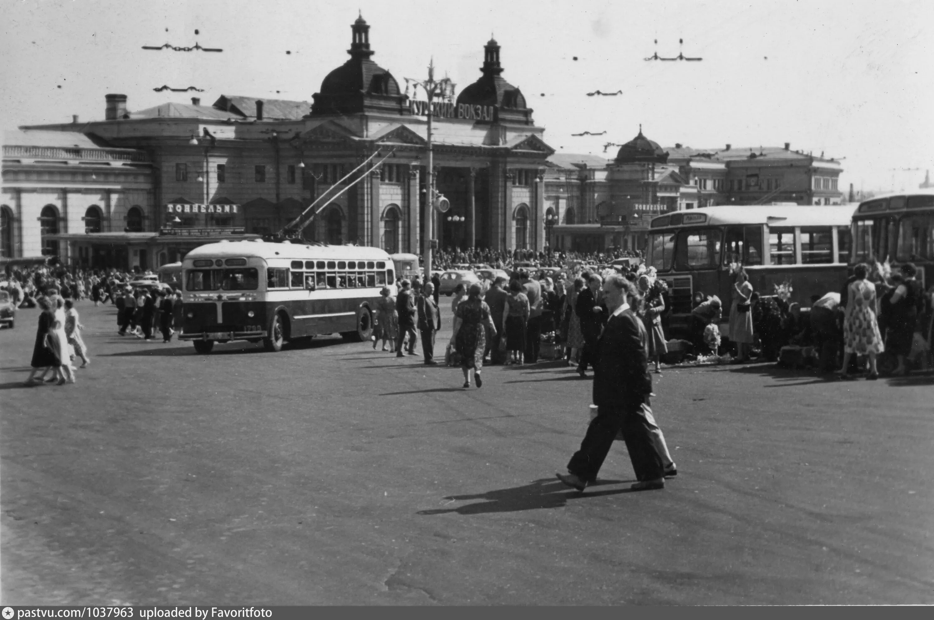 Какой московский вокзал начали реконструировать. Курский вокзал 1969. Курский вокзал 1972. Курский вокзал 1896. Курский вокзал старое здание.