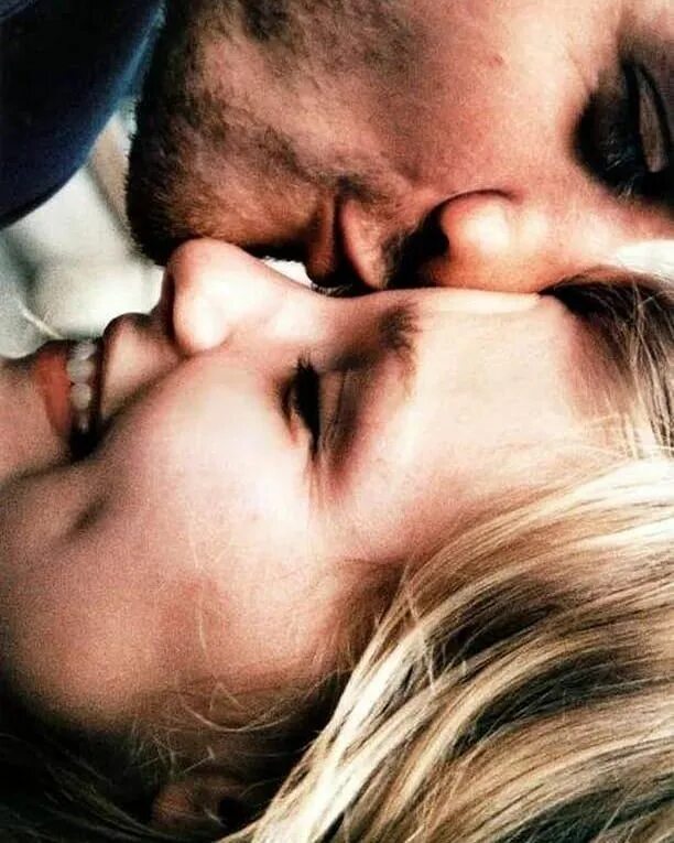 Идеальный возлюбленный. Поцелуй картинки. Целует глаза. Нежный поцелуй. Девушка целует.