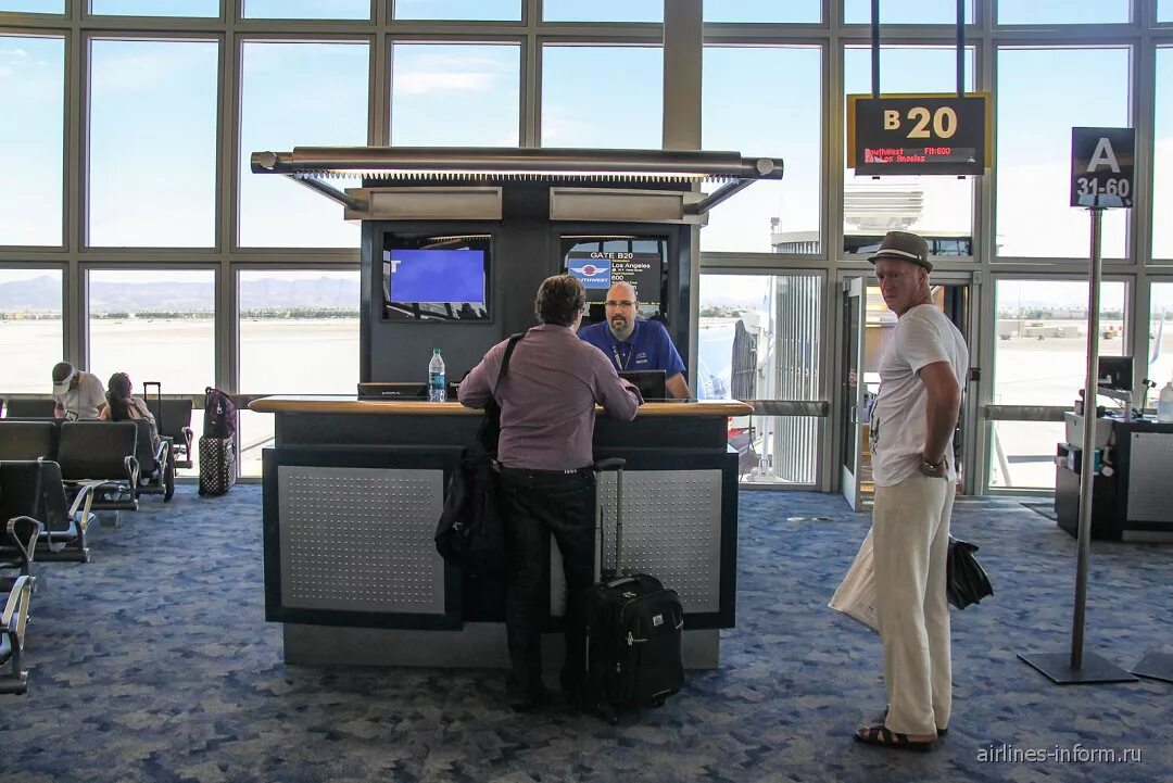 Gate в аэропорту. Выход на посадку в аэропорту. Boarding. В аэропорту. Посадочные ворота аэропорт.