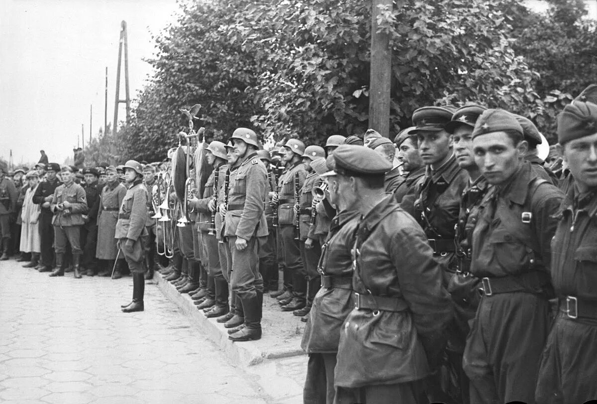 Парад советских и немецких. Парад вермахта и ркка в бресте 1939. совместный парад вермахта и ркка в бресте. совместный парад ркка в бресте 1939. совместный парад вермахта и ркка в польше 1939 год.
