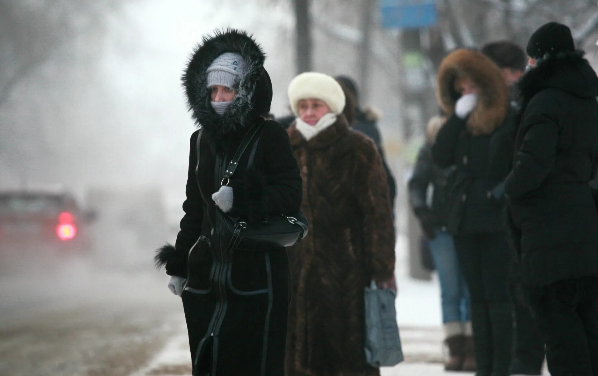 Сильный холод 5. Люди зимой на улице. Люди на остановке зимой. Люди зимой в России. Люди на улице зима Россия.