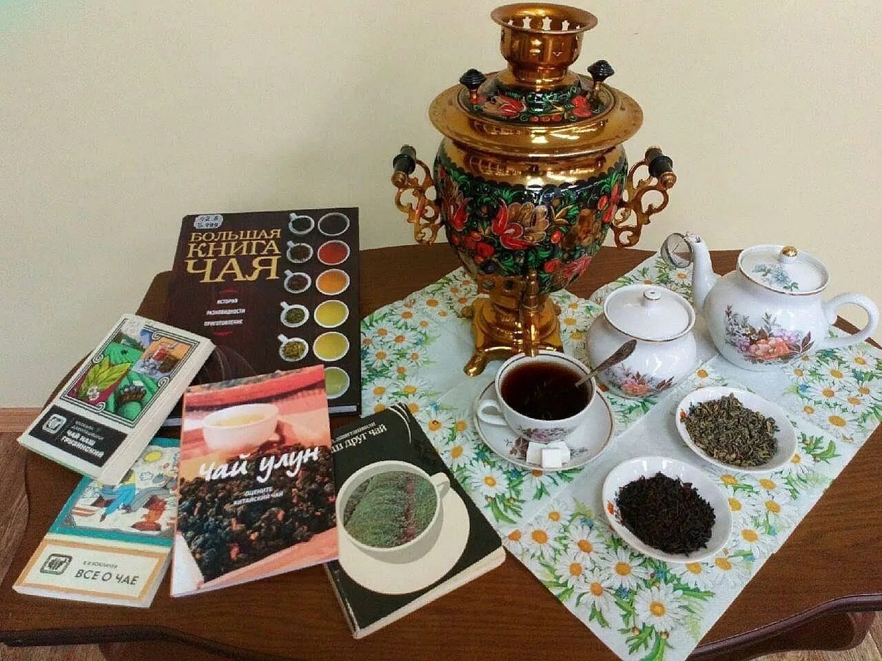 Эмблемы хорошего чая. Сервировка для чаепития. Чаепитие. Чай гости. Банкет чай сервировка.