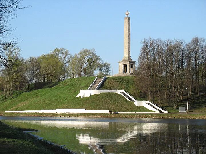 Великие луки маслом. Обелиск славы город Великие Луки. Великие Луки город воинской славы. Великие Луки памятник эстонцам. Великие Луки город воинской славы памятник.