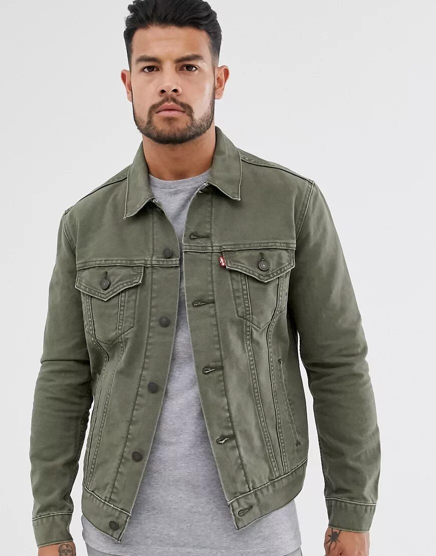 Оливковая куртка мужская. Levi's Sherpa Trucker Olive. Levis Jacket Green. Levis Khaki Jacket. Куртка Levi's Trucker.