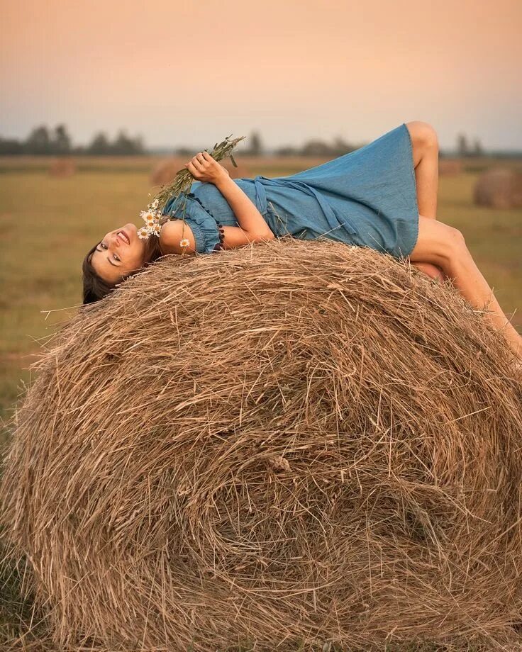 Позы в сене. Фотосессия в поле. Фотосессия со стогом сена. Фотосессия с тюками сена. Идеи для фотосессии с сеном.